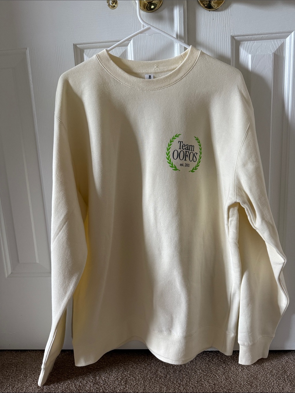 OOFOS Cream Sweatshirt with Green Logo Wreath